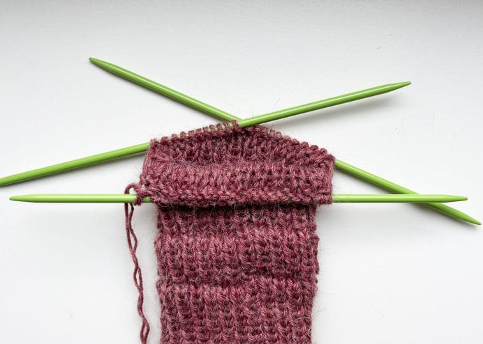 Mit 2 Nadeln wird in Reihen gestrickt