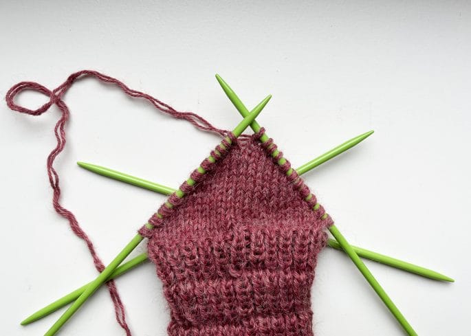 Die Ferse der Socke wird gestrickt