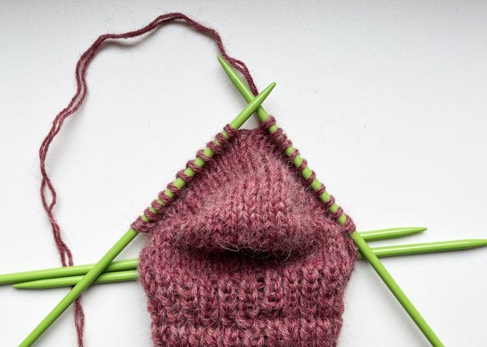 Die Ferse der Socke ist fast fertig gestrickt